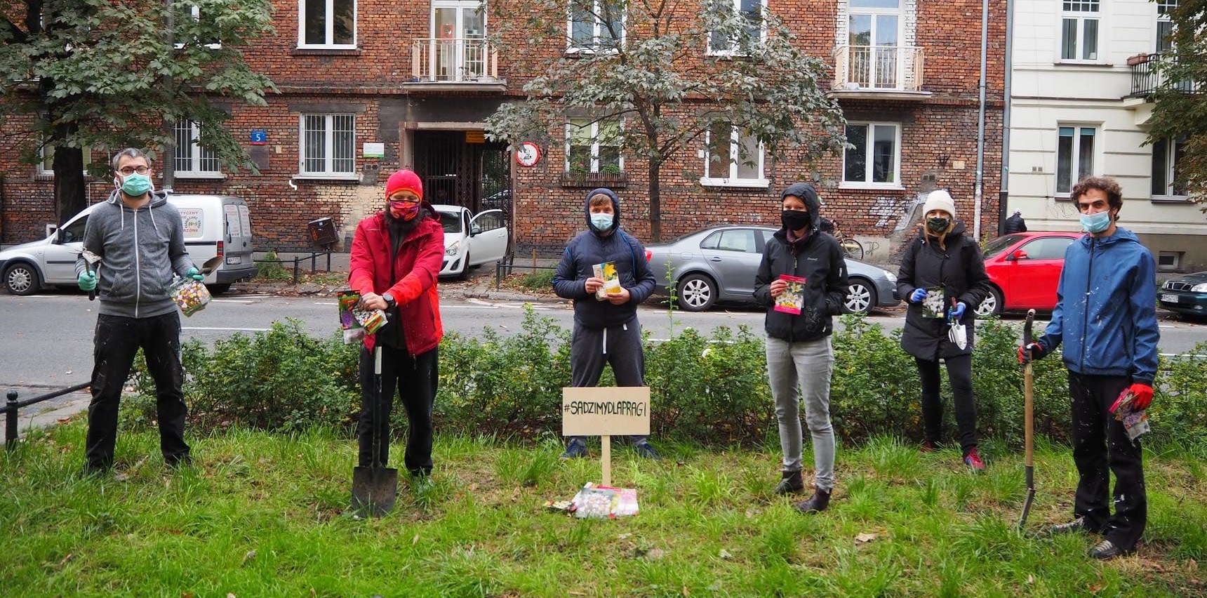 #SadzimyDlaPragi to akcja polegająca na grupowym (i nie tylko) sadzeniu cebul kwiatów wiosennych.