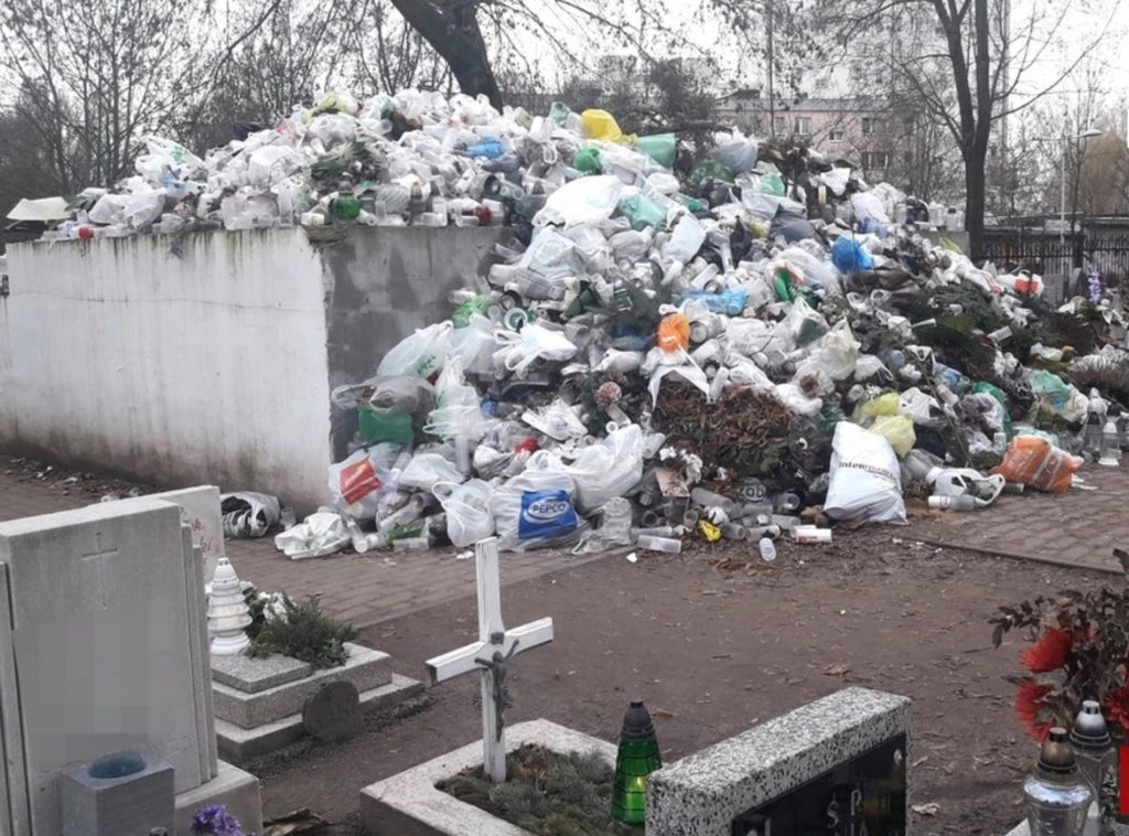 Zaśmiecony cmentarz po Uroczystości Wszystkich Świętych